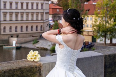 Gelin düğün gününde çok güzel görünüyordu. Güzel bir gelin, mükemmel bir düğün. Zarif genç gelin. Gelinin güzelliği. Rüya gibi bir düğünde şehvetli bir gelin.