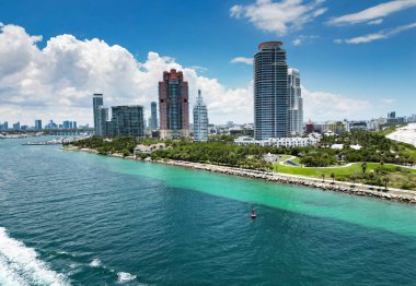 Florida, ABD 'den Miami Beach sahnesi. Miami sahili. Miami Plajı ve şehir manzarasının havadan görüntüsü. Miami sahilinin kıyı şeridi, hava manzaralı. Ünlü Amerikan simgeleri. ABD 'de yaz yolculuğu