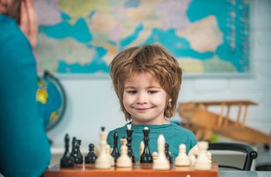 Çocuklar için eğitici oyunlar, erken gelişim. Küçük çocuk satranç oynuyor ve eğleniyor.