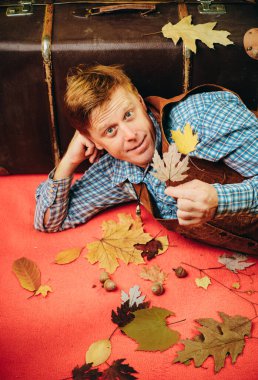 Sonbahar mutlu insanlar ve sevinç. Renkli sonbahar ve kuru sonbahar yaprak. Sonbahar giyim ve renk trendleri