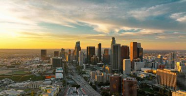 Los Angeles hava görüntüsü, İHA ile uçuyor. Los Angeles şehri. Gün batımında gökyüzü manzaralı.