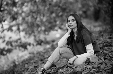 Sonbahar yapraklı genç bir kadının portresi. Romantik kız rüyası, sonbahar akçaağaç yapraklarını tut. Sonbahar mevsimi