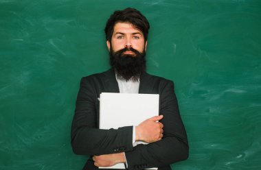 Profesör sınıf tahta arka plan üzerinde. Akademik başarı, doğuştan yetenekli olmaktan çok daha zor iş hakkında. Bilgi günü. Ders