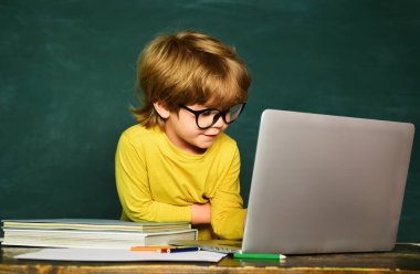 Büyük bir çalışma başarısı. Sınıf. Blackboard arka plan - kopya alanı. Mutlu gülümseyen öğrenciler masada çizim