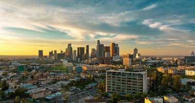 Los Angeles hava görüntüsü, İHA ile uçuyor. Los Angeles şehir merkezi silueti. Los Angels şehri