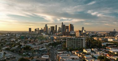 Los Angeles şehir merkezi hava manzaralı, şehrin iş merkezi. Los Angeles İHA ile hava görüntüsü