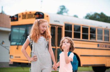 Okul çocukları otobüsle okula gidiyor. Evde eğitim