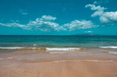 Plaj geçmişi. Kumlu sahilde sakin, güzel bir okyanus dalgası. Tropikal deniz manzarası