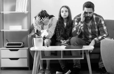 Psikolojik aile sorunu. Genç çocuklu sorunlu bir çift endişeli bir ailede sorunları tartışıyor. Çocuklu bir çift arasında anlaşmazlık var. Evde kızı olan üzgün bir anne ve baba.