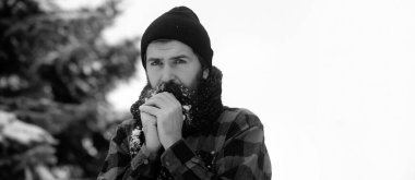 Karda sakallı bir adamın portresi. Karda sakallı bir kış adamı. Karlı sakallı sakallı adam. Kışın karlı geçen bir hippi. Noel bayrağı için kış adamı