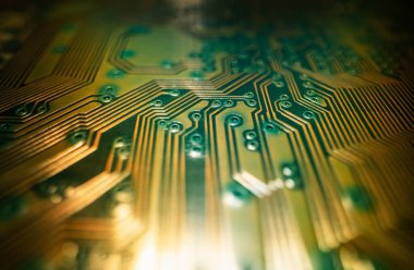 Elektronik devre kartı teknolojisi geçmişi. Elektronik plaka kalıbı. Devre kartı, elektrik şeması. Teknoloji geçmişi. Mikroçipleri ve kapasitörleri alınmış elektronik mikro devre.