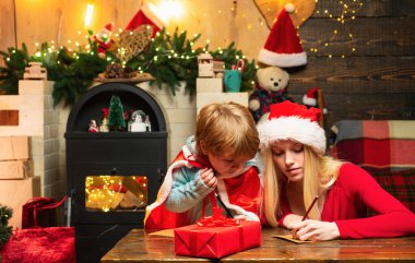 Erkek ve kız kardeş Noel 'i ya da yeni yılı kutlar. Çocuk Noel Baba 'ya mektup yazmış. Anne ve çocuk Noel Baba 'ya bir Noel mektubu yazıyorlar.