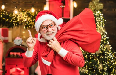 Mutlu Noeller ve mutlu yıllar. Kış tatilin kutlu olsun. Komik Noel Baba. Noel Baba ile Noel tebrik kartı.