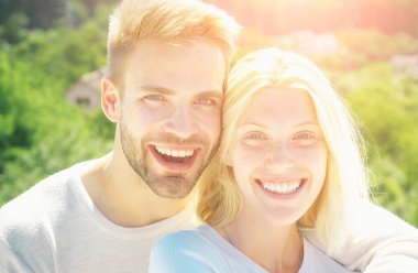 Ön sevişme sırasında ya da sevişirken arzularıyla inleyen şehvetli bir kız. Sırlar fantezisi. Zevkin tadını çıkarıyorum. Azgın genç bayan inleyen aşığı kucaklıyor.