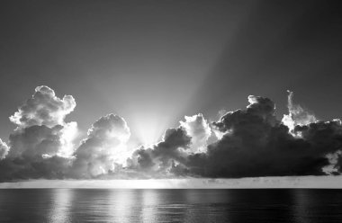 Tropikal deniz okyanusunda gün batımı ve gündoğumu bulutları. Seyahat tatili afişi. Manzara gökyüzü ve yansıma ışınları. Alacakaranlık, denizde alacakaranlık. Sakin, altın gökyüzü arka planı