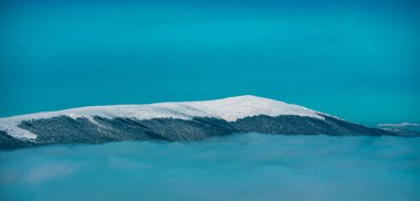 Karlı dağların manzarası. Kar ve mavi gökyüzü ile kış ormanı manzarası