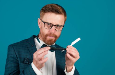 Berber bıçağı. Klasik jileti olan bir adam. Komik berber mavi renkte.