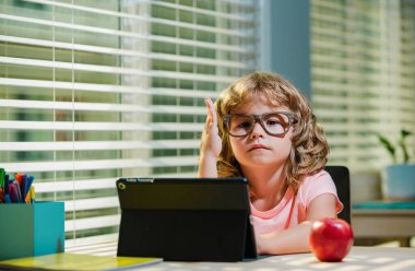 İnternetteki çocuk, evde eğitim. Çocuklar için online dersler. Çocuklar için ev eğitimi ve uzaktan eğitim. Video öğretmeniyle online öğrenci çalışması