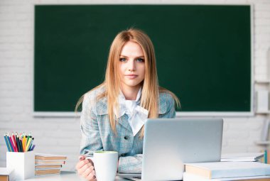 Üniversite ya da lisede çekici bir genç kızın portresi. Okulda e-öğrenim, uzaktan eğitim