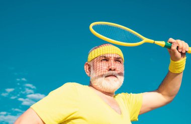 Kıdemli adam tenisçi hizmet ediyor. Özgürlük emeklilik kavramı. Kıdemli erkek sportif yaşam tarzı zevk