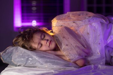 Gece uykusu. Çocuk uyuyor, kestiriyor. Çocuk yatakta uyuyor.