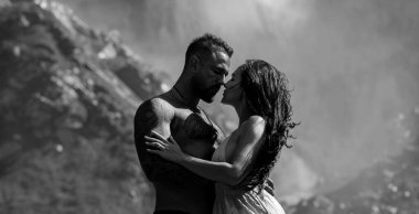 Romantik aşıklar. Birbirine aşık genç bir çift doğada sarılıyor. Flört ederken kucaklaşan harika bir çiftin portresi. Genç çift balayının tadını çıkarıyor. Sevgi dolu genç ve seksi bir çift.