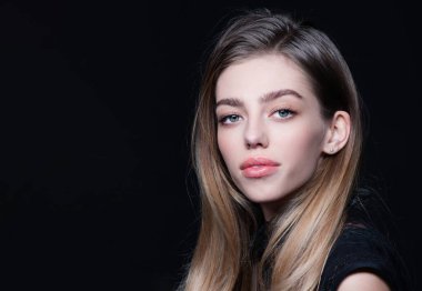 Genç model portreleri, seksi kadın yüzü. Şehvetli bir kadının güzel portresi. Seksi modelin portresi. Şehvetli kadın yüzü. Güzel bir kızın yakın plan portresi. Vogue bakışı. Moda kızı portresi