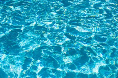 Yüzme havuzunda mavi yırtık su, su havuzu dokusu ve yüzey suyu.