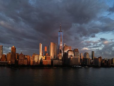Dramatik gökyüzü ile New York City Skyline. Amerikan Kentsel Gökdelenleri dramatik bulutların yakınında. New York City silueti, ABD 'de Manhattan şehri manzarası. Manhattan 'da panoramik manzara