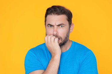 Elleri çenesinde soru sormayı düşünen, düşünceli bir adam. Düşünceli erkek yüzü. Şüphe, düşünür. Düşünceli düşünceli adam. İnsan yüzü ifadeleri, duyguları ve duyguları. Şüpheci ifade