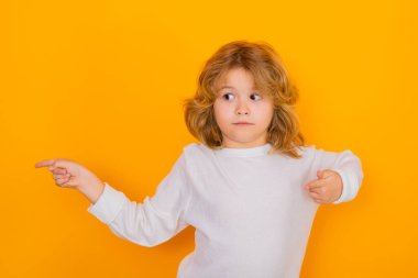 Şaşırmış çocuk izole edilmiş stüdyo geçmişini işaret ediyor. Şok olmuş bir çocuk, reklam teklifleri sunuyor.