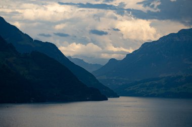 Alp dağları ve İsviçre 'deki gibi. İsviçre 'de Alpler doğası. İsviçre Alpleri. Alplerdeki cennet gibi dağ manzarasının panoramik görüntüsü. İsviçre göllerinin doğası. İsviçre manzarası