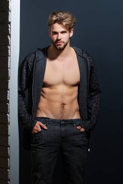 Kaslı üstsüz vücudu olan yakışıklı bir adam. Kaslı gövde. Güçlü, vahşi adam. Yakışıklı atletik adamın portresi. Kas modeli. Çıplak vücutlu, çıplak vücutlu, yakışıklı bir genç. Seksi adam.