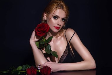 Romantik bir randevu ya da evlenme teklifi. Sevgililer günü, kutlama ve güzellik konsepti. Çiçekli, stüdyo geçmişi olan çekici, romantik bir kadın.