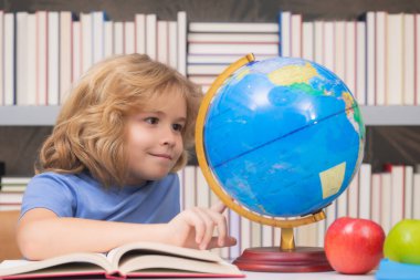 Kaşif ve keşif. Zeki, beyaz, liseli bir öğrenci okula geri dönüyor. Eğitim çocukları