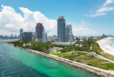 Miami Beach silueti. Miami Sahili 'nin insansız hava aracı görüntüsü. Miami sahilindeki South Pointe Park ve South Beach 'in havadan görüntüsü. Güneşli bir günde Miami gökyüzü