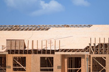 Çerçeve ve çatı. Mavi gökyüzüne karşı bir evin ahşap çerçevesi. Kulübenin çerçevesi. Evin inşaatının başlangıcı. İnşaat alanı. Ev Ahşabı Çerçevesi