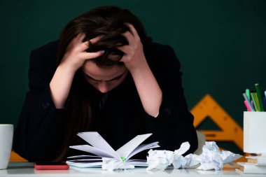 Lise sınıfındaki öğrenci kız. Lisedeki bilgi. Lisedeki ya da üniversitedeki liseli kız. Tahtanın yanında üniversite öğrencisi çalışması. Eğitim konsepti. Lisede ders ve ödev