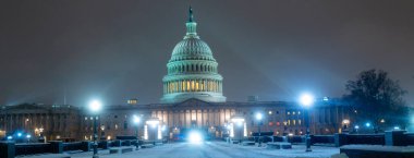 Washington D.C. 'de kışın kar yağıyor. Capitol Binası, gece yarısı. Washington Şehir Meclisi. Birleşik Devletler Başkenti. ABD simgesi. Yargıtay. Washington D.C. Washington Başkent Gecesi