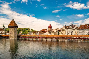 Lucerne 'in tarihi merkezi ve ünlü Chapel Köprüsü. Lucerne şehir manzarası. Lucern İsviçre. Lucerne 'nin tarihi şehir merkezinde Lucerne Gölü' nün ünlü gündoğumu