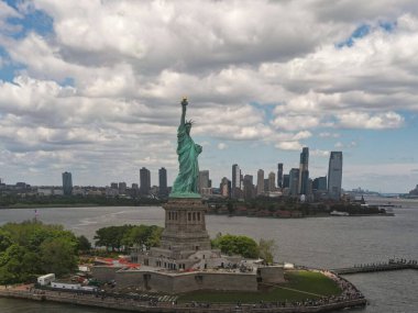 New York City, New York 'ta panoramik hava manzaralı Özgürlük Heykeli. New York Panorama üzerinde Özgürlük Anıtı. Özgürlük Anıtı 'yla New York şehrinin silüeti. Özgürlük Heykeli ve Manhattan