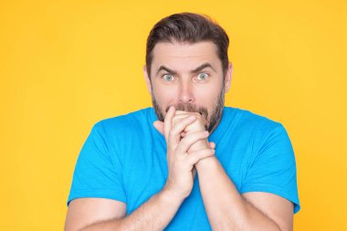 Yakışıklı, korkmuş ve şok olmuş bir şekilde stüdyodaki izole edilmiş adamı şaşırttı. Sürpriz ifadesi, korku ve heyecanlı yüzü olan bir adam. Orta yaşlı, korku dolu ve heyecanlı yüzlü bir adam. Şaşırmış erkek yüzü