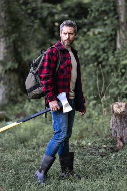 Keresteci gömlekli ve baltası ağır. Güçlü adam ormanda çalışır. Ormanda baltayla keresteci adamlar. Oduncu baltayı taşır. Ormanların yok edilmesi. Baltalı yakışıklı bir adam. Ormanda baltayla oduncu