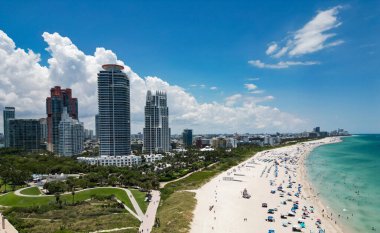 Miami Sahili 'nin havadan görüntüsü. Florida mı? Miami kıyı şeridinin havadan görüntüsü. Güney Sahili, Miami Sahili Panorama manzaralı. South Pointe Parkı 'nın havadan görünüşü