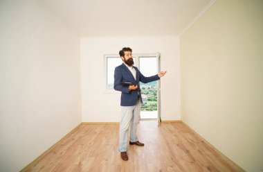 Kira ve yeni bir eve taşınma. Emlakçı ev teklif ediyor. Emlak sigortası ve güvenlik kavramı. Taşınma günü