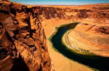 Kızıl Kaya Kanyonu Çölü. Arizona Horseshoe Bend Grand Canyon 'da. Seyahat yaşam tarzı başarı konsepti. Kanyon Macera Yolculuğu