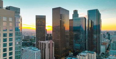 Los Angeles şehir merkezinde gökdelenleri olan panoramik bir şehir. Los Angeles kökenli Kaliforniya teması. Los Angeles geçmişi. Los Angeles Şehir Merkezi