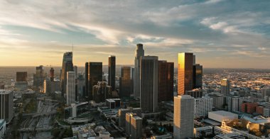 Los Angeles şehir merkezinde uçan bir hava aracı. Los Angeles şehir merkezinin şehir manzarası. Los Angeles Meleklerinin Uçuşu, İHA ile Los Angeles