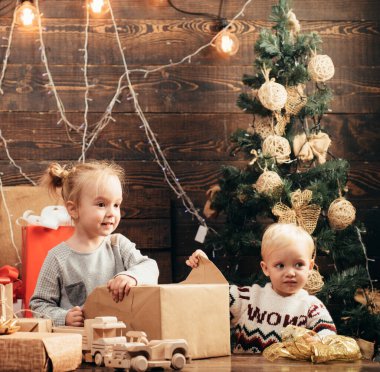 Şirin küçük kız içeride Noel ağacını süslüyor. Kış akşamı evde. Yeni yıl çocukları. Mutlu Noeller ve mutlu tatiller. Noel ağacı süslemesi