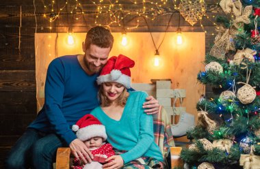 Mutlu Noeller ve yeni yıl aileniz için mutlu yıllar. Mutlu aile için Noel 'den önceki sabah. Noel arka planında sevimli ebeveynler